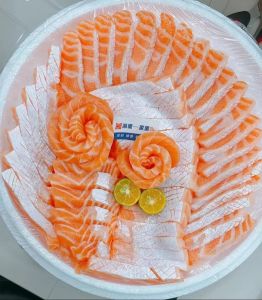 三文鱼吃的是鱼腩吗_三文鱼腩嫩滑，中段紧实，不同部位吃法多！