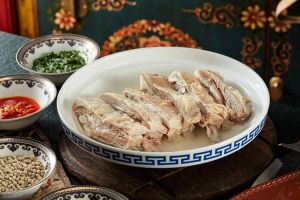 手抓羊肉的历史与文化_西北特色美食，原汁原味，肉质鲜美！