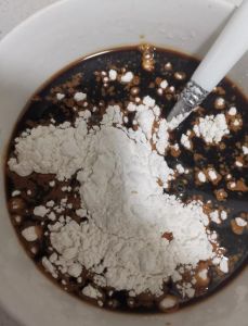 老式甜面酱做法_自制甜面酱，酱香浓郁，古今风味皆可尝