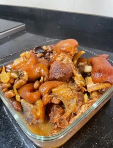 焖猪手的家常做法_糖炒猪手电饭煲焖，吉祥又养颜