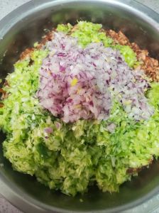 葱头肉馅饺子怎么调馅_瘦肥搭配，香鲜入味！