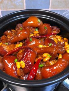 黄焖猪蹄的家常做法_小榨菜籽油炒香料