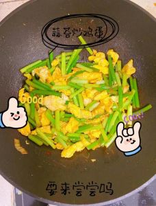 鸡蛋炒蒜苔最佳做法_蒜苔炒鸡蛋，脆嫩蓬松，快炒美味！