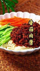 肉酱做法步骤_洋葱炒软是肉酱关键