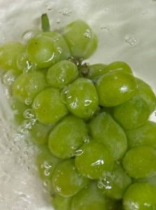 葡萄只用清水洗可以吗_盐水洗葡萄，干净又营养