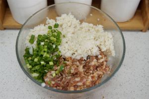 莲菜饺子馅需要焯水吗_焯水或擦碎，猪肉配葱姜韭菜