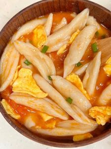 家常鱼汤面简单做法_熬奶白汤，配雪菜煎鱼排