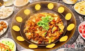 柴火鸡和笨锅炖的区别_铁锅香浓砂锅原味，柴火鸡最地道！