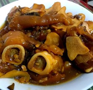 牛蹄怎么去腥味和躁味_前蹄好，烤炖去腥，汤汁醇厚