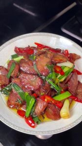 香肠炒蒜苗的做法_片香肠，分蒜苗，大火快炒，少盐加糖