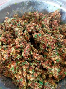 羊肉饺子馅做法大全_挑新鲜羊腿肉，调好味配蔬菜，包饺子真香！