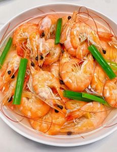 虾一般水开煮几分钟_煮虾多长时间？看大小加料酒去腥