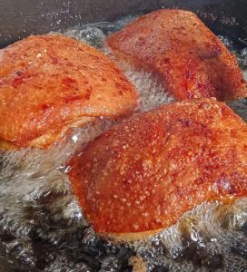 炸扣肉怎么样才起皮_炸扣肉选对五花肉，做法详解