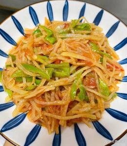 土豆丝脆脆的是没炒熟吗_火候是关键，炒土豆丝要脆！