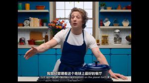 大叔感叹厨房太小，转而在客厅享受美味时光