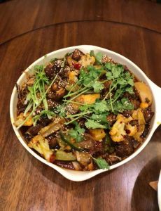 精牛工厂秘制排骨鸡做法详解：爆汁嫩滑的特色菜肴解析