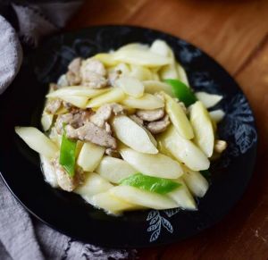 白笋炒肉的做法大全_白笋炒肉丝，爽脆开胃家常菜