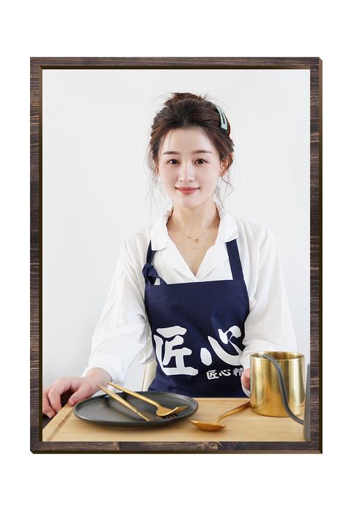 妈妈厨房做饭工作服的选购与穿搭指南：实用与美观兼顾的家庭厨房装备解析