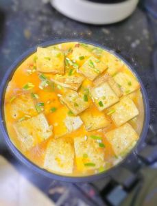 炒炸豆腐的家常做法_豆腐炸金黄外酥里嫩做法