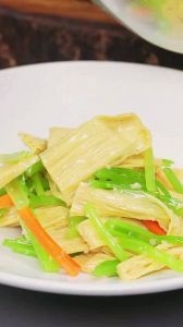 炝腐竹的正确做法_冷泡腐竹炸炝香，火候调料是关键