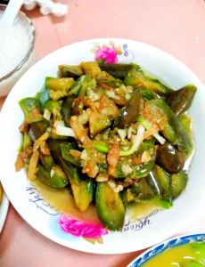 青炒茄子的家常做法_蒸后撕炒，香辣鲜甜家常菜