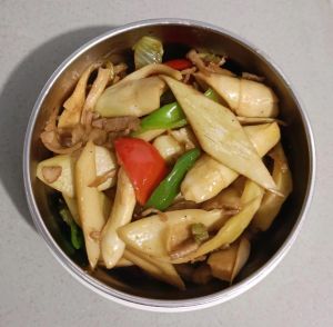 泡笋尖炒肉的家常做法_外婆榨菜籽油炒笋尖肉，爽脆鲜美家常菜