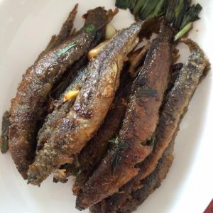 煎泥鳅的做法步骤图解_香煎泥鳅，外酥里嫩，夏日美味！