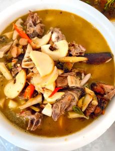 酸笋炒鸭肉的家常做法_酸笋炒鸭肉，酸香可口，回味无穷