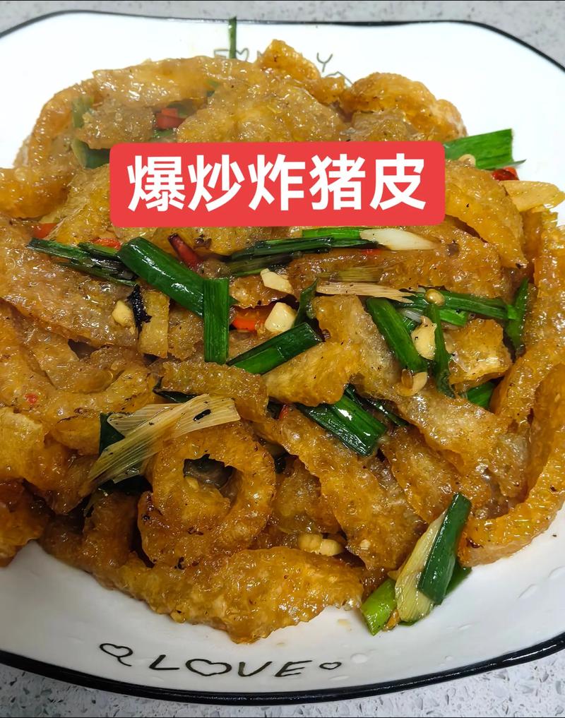 炸出来的猪皮怎么炒菜吃_焯水猪皮去油腻，香辣爆炒或酸辣快炒味美！