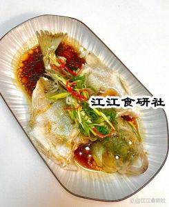 蒸开背鱼的家常做法_料酒洗，纸吸干，筷子戳透，加料蒸，淋热油