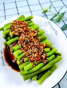 麻汁凉拌豆角的家常做法_鲜亮豆角麻酱拌，脆爽可口好滋味！
