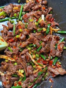 姜葱炒牛肉的家常做法_腌好肉，爆香料，快炒入味