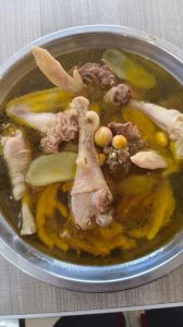 客家干蒸鸡做法大全家常_客家干蒸鸡配葱油饼，家常菜要用心！