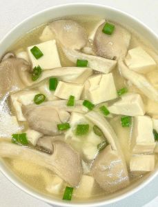 炖平菇的家常做法_汤炖块蛋，简单美味家常菜！