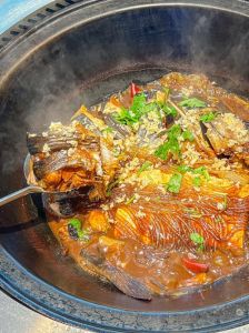 大铁锅炖鱼的做法_东北铁锅炖鱼，暖心暖胃超简单