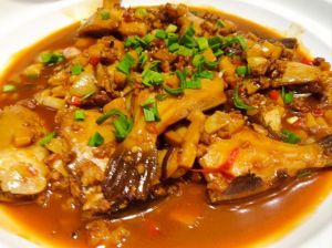 大扒皮鱼的家常做法_扒皮鱼香酥做法，简单美味营养好