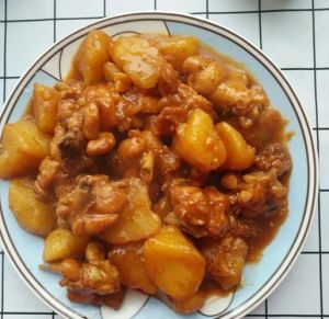 鸡腿炖土豆的家常做法_土豆炖鸡腿，家常美味，简单营养！