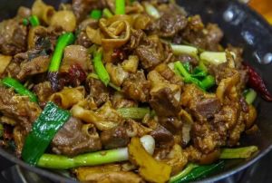 狗肉家常烧法_红烧砂锅香炸，冬季美味！