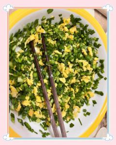 韭菜饺子馅的做法_鲜香不出水！