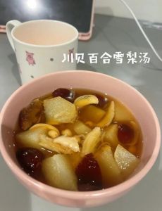 川贝冰糖雪梨的做法_川贝炖雪梨润喉止咳，北方冬季好选择