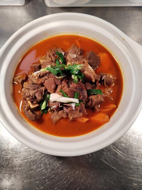 红焖羊肉火锅的做法_牛油黄豆酱锅底，羊肉软烂入味