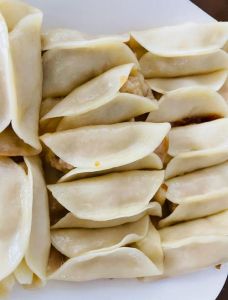 锅贴饺子的做法_皮软底脆，在家做美味