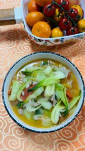 蔬菜面条的做法_蔬菜汁和面，压面机做面条，营养又筋道