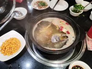 天麻鱼头火锅的做法_天麻鱼头汤补脑益智，做法简单营养好