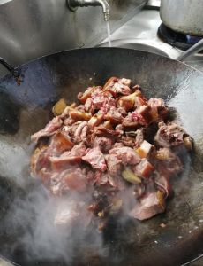 狗肉片火锅的做法_鲜辣美味，争议传统