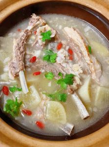 宁夏清炖羊肉的做法_宁夏滩羊清炖，原味鲜美！