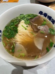 兰州清汤牛肉面的做法_汤鲜面劲道，超简单！