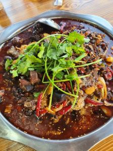 家庭狗肉火锅做法_冬日暖身狗肉锅，桂皮茴香香辣暖胃！