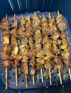 炸羊肉串的家常做法_香辣炸羊肉串，外酥里嫩，简单易学！