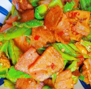 炒青椒前需要用热水焯一下嘛_炒青椒要不要焯水？看这3种方法！